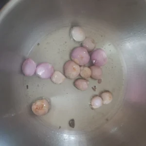 Adding shallots to ladies finger curry